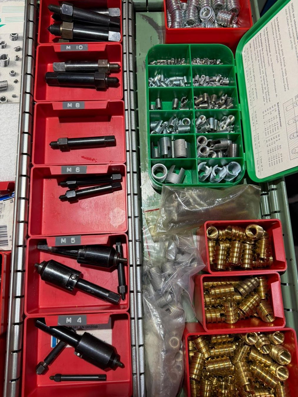 Tutti gli attrezzi: Schrauben & Gewindeeinsätzen M3-M10 – Usato da Buchs AG venduto da Werkstatt-Shop 1