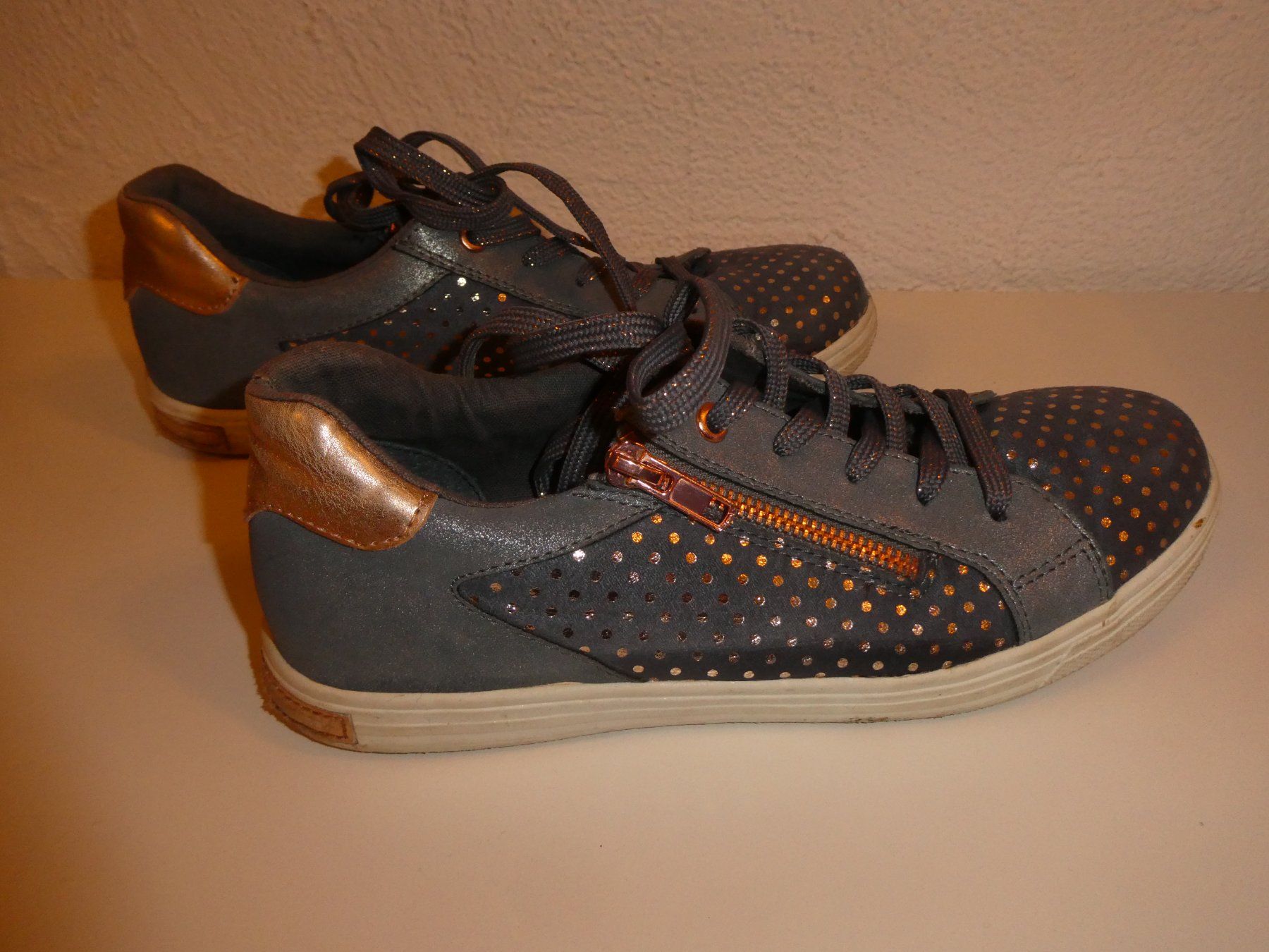 Scarpe per ragazze: Blaue Mädchenschuhe, Gr. 38 – Usato da Mels venduto da KOSL