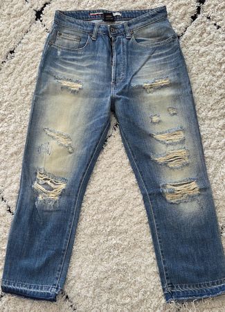 Jeans in einer Waschung mit Rissen.