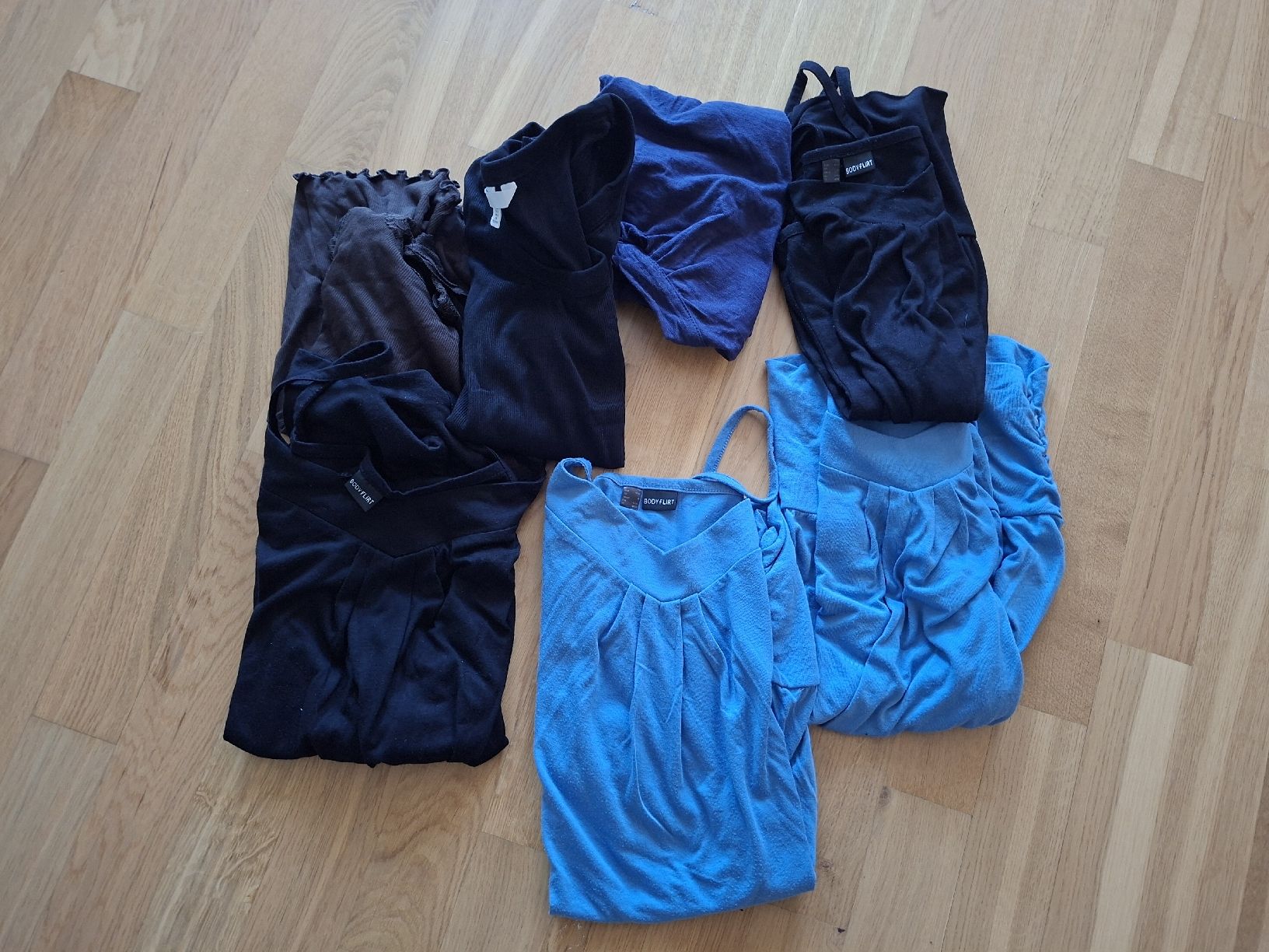 Kleiderpakete: Kleiderpaket Grösse M/L – Gebraucht aus Lyss von Infinia 6
