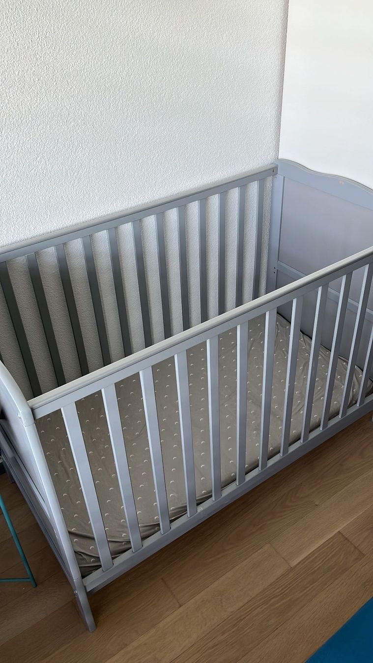 Letti: Kinderbett grau mit Matratze gute Zustand – Usato da Dübendorf venduto da atr_bc7c