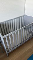 Kinderbett grau mit Matratze gute Zustand