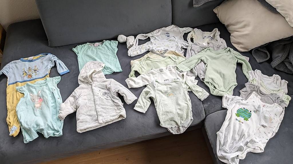 Lotti & Set di vestiti: Div. Bodies/Pijamas/Pullover Grösse 62-68 – Usato da Etzelkofen venduto da bp0815
