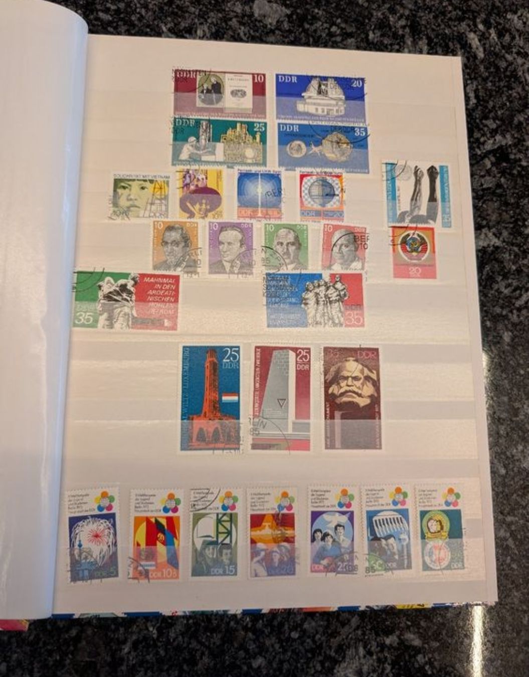 Tutti i francobolli: 3 Bücher mit Marken International – Usato da Braunau venduto da domiV6 3