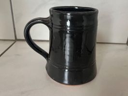 8 schwarze Ton Tassen - handgefertigt