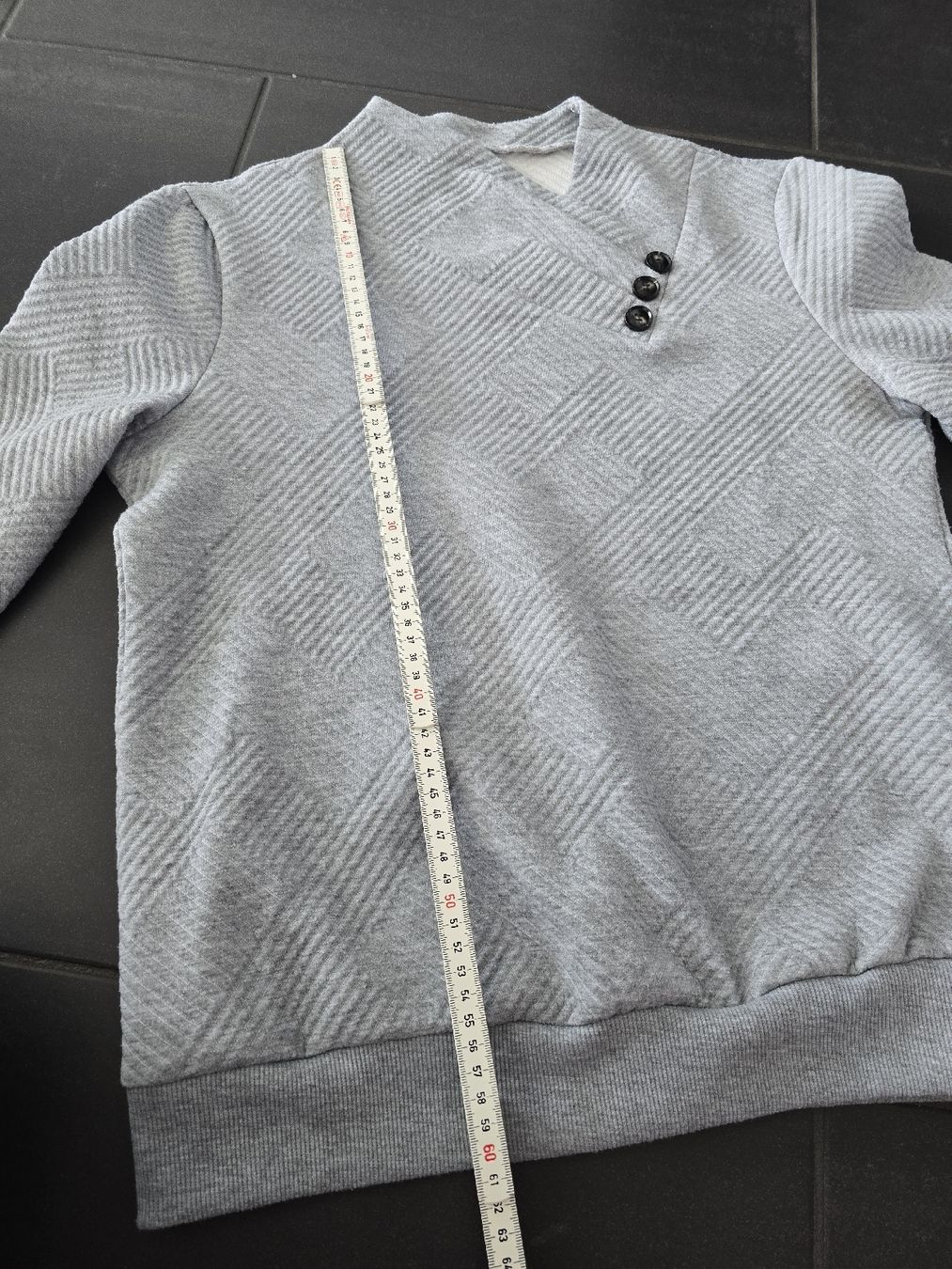 Maglioni & Felpe: Trendiger Pullover in Grau mit Knöpfen, Grösse S-M – Usato da Unterentfelden venduto da Panda-87 1