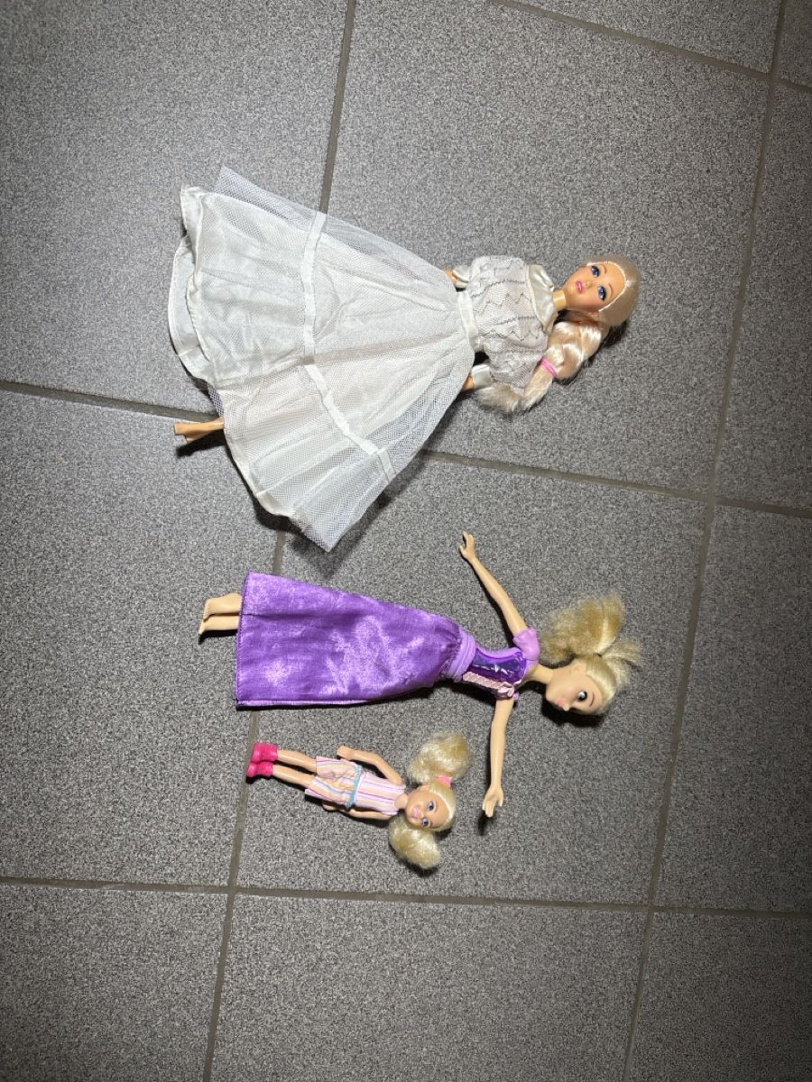 Poupées: Barbie kleider & Barbie – D'occasion à Melchnau par Dinudane 1