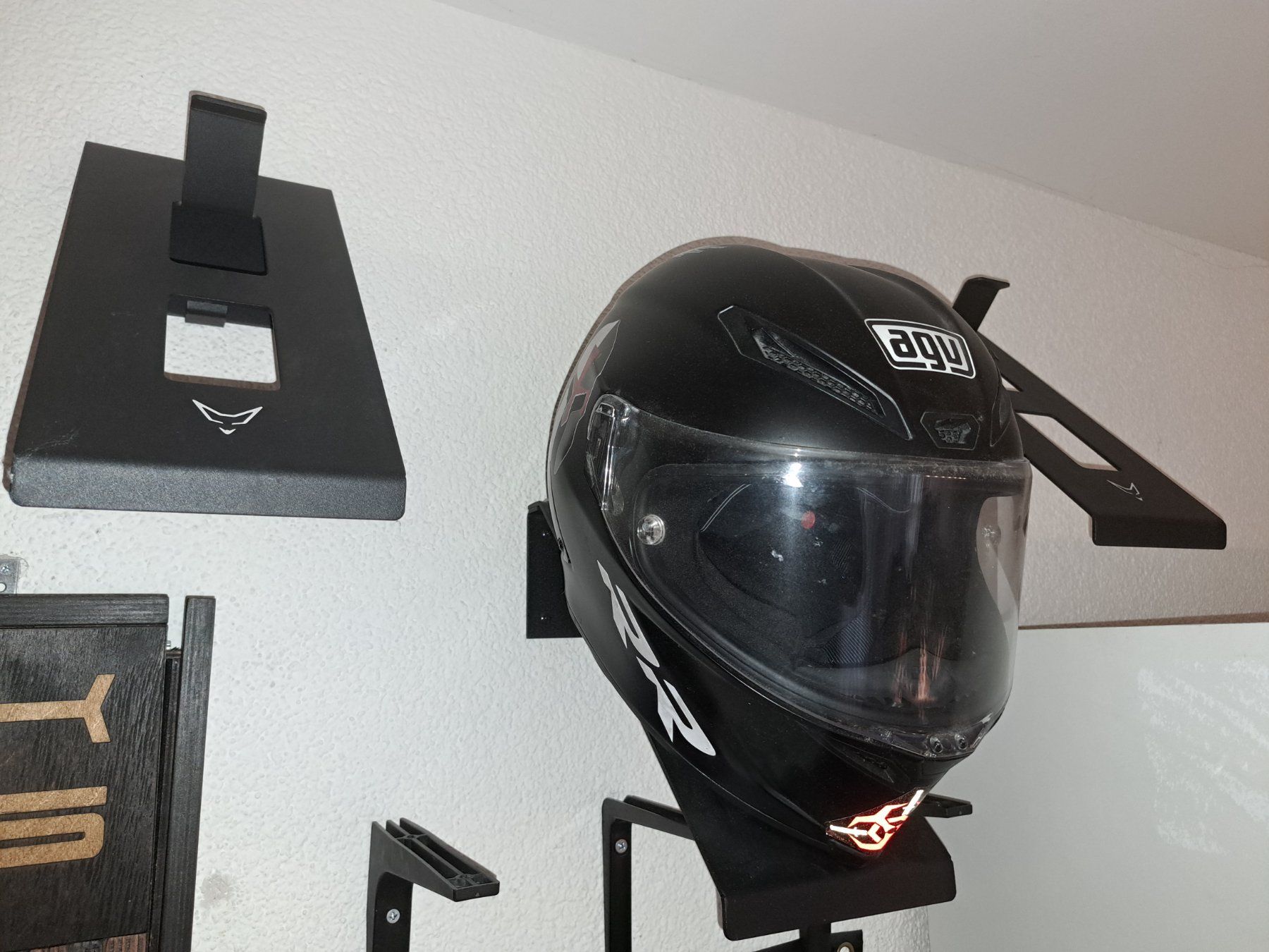 Garderobe: Helm Wandgarderobe mit Kleiderhacken – Gebraucht aus Freienbach von EASY_E