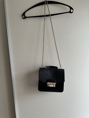 Furla Tasche Schwarz Neuwertig mit Kette. Frühlingsangebot!