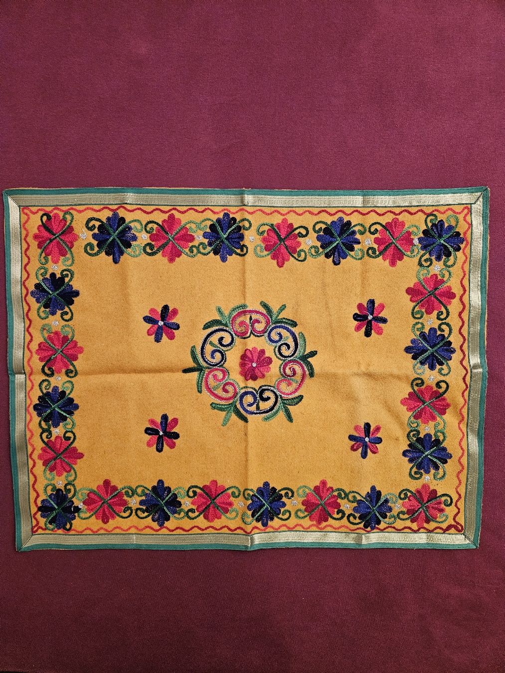 Sottobicchieri: Vintage Embroidered Placemat, Floral Design – Usato da Basel venduto da yat_r699