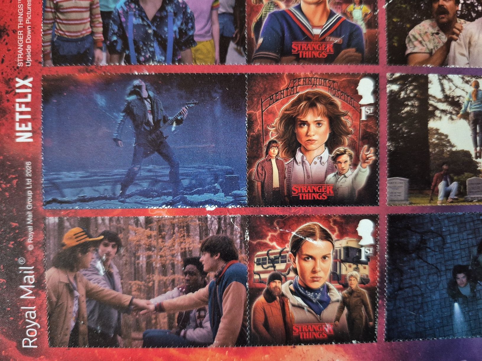 Tutti i francobolli: Stranger Things Briefmarken Set im Rahmen: beschädigt – Difettoso da Seuzach venduto da Xauberai 3