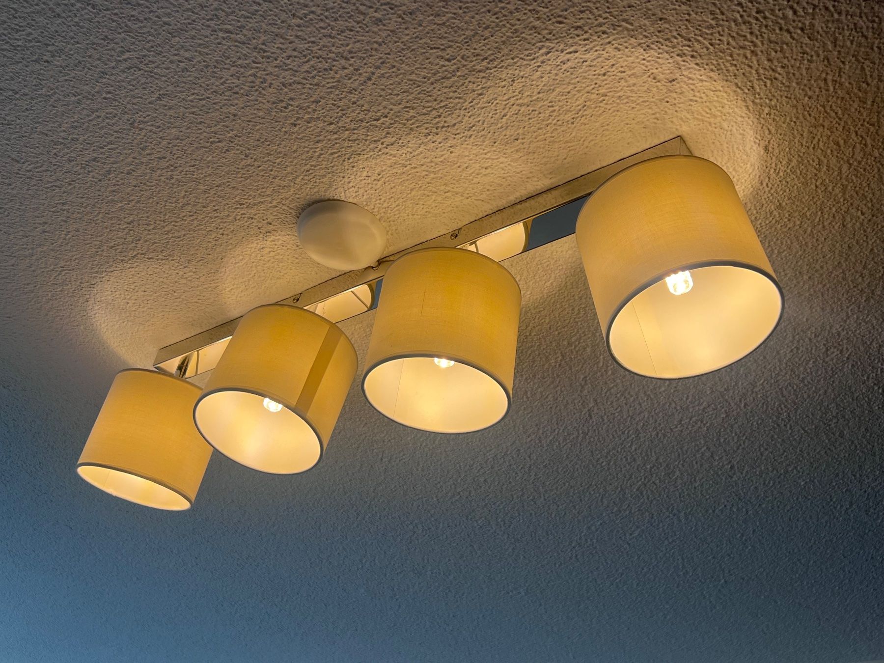 Lustres & lampes de plafonds: Deckenleuchte mit 4 Lampenschirmen – D'occasion à Dübendorf par Charlie03