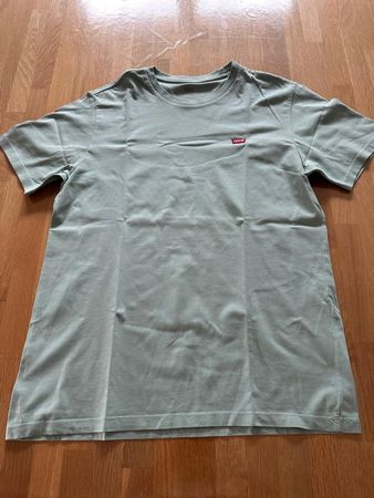 T-shirt Levi's vert clair taille M - Parfait pour l'été!