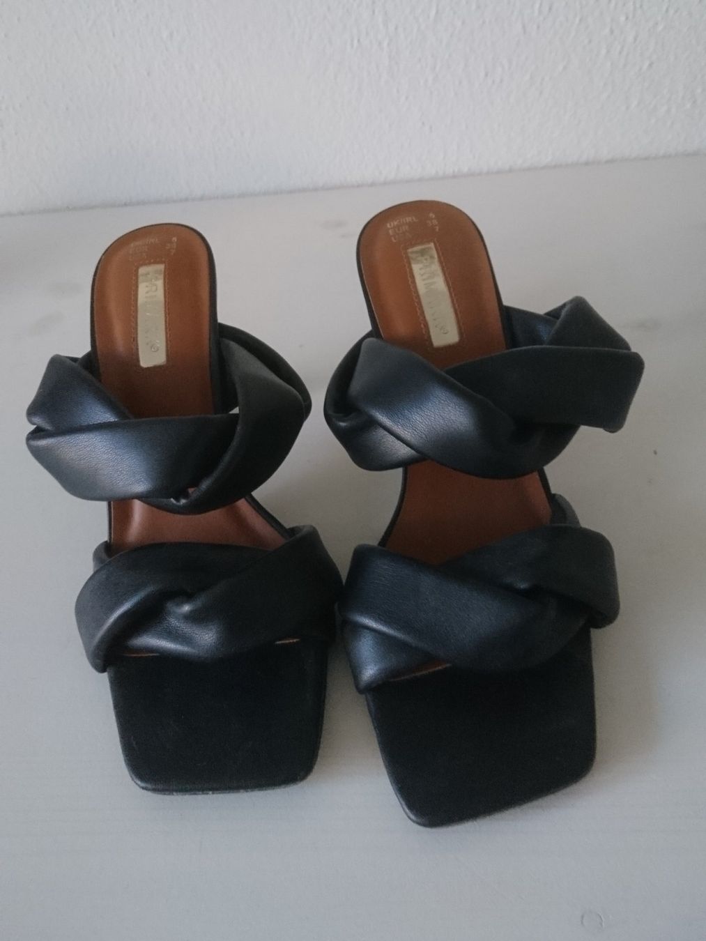Scarpe da donna: Schwarze Absatz Sandalen Gr 38 mit Knotendetail – Usato da Schüpfen venduto da ardiphne