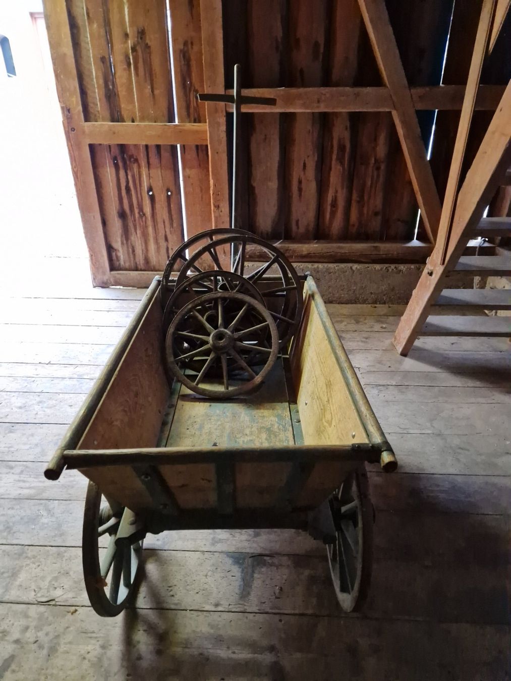 Tutte le decorazioni: Alter Bollerwagen mit Ersatzräder – Usato da Rothenhausen venduto da Deltassion 1