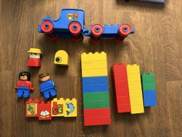 Duplo Eisenbahn mit Figuren und Bausteinen