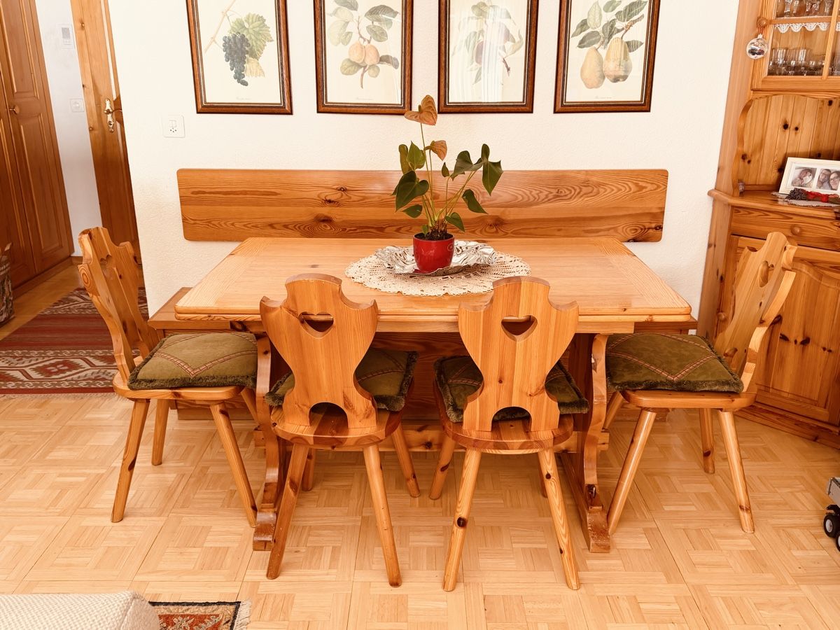 Tischset: Charmante table en bois massif et chaises – Gebraucht aus Crans-Montana von Fgmannarino 1