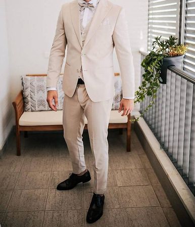 Costume + gilet et noeud papillon beige