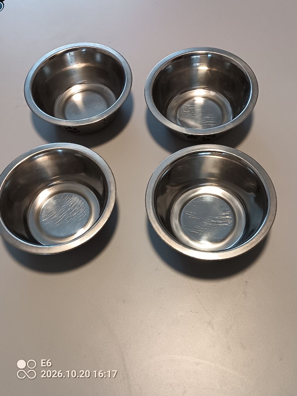 Schalen: 4 Katzenschälchen mi 16 Beutelchen Nassfutter – Gebraucht aus Zürich von Mitzi6 1