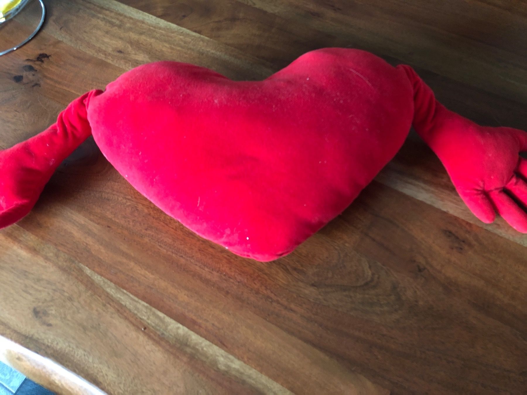 Kissen: Rotes Kuschelherz mit Armen – Gebraucht aus Andwil SG von schmei