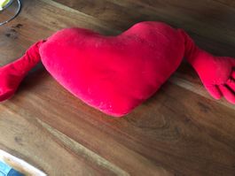 Rotes Kuschelherz mit Armen