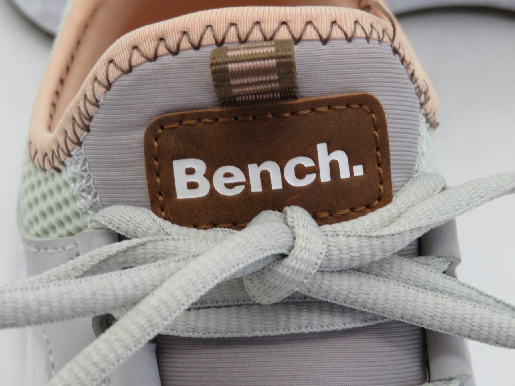 Bench Herrenschuhe: Bench Sneakers in Grau und Rosa – Gebraucht aus Reinach BL von WBZ-Flohmarkt 4