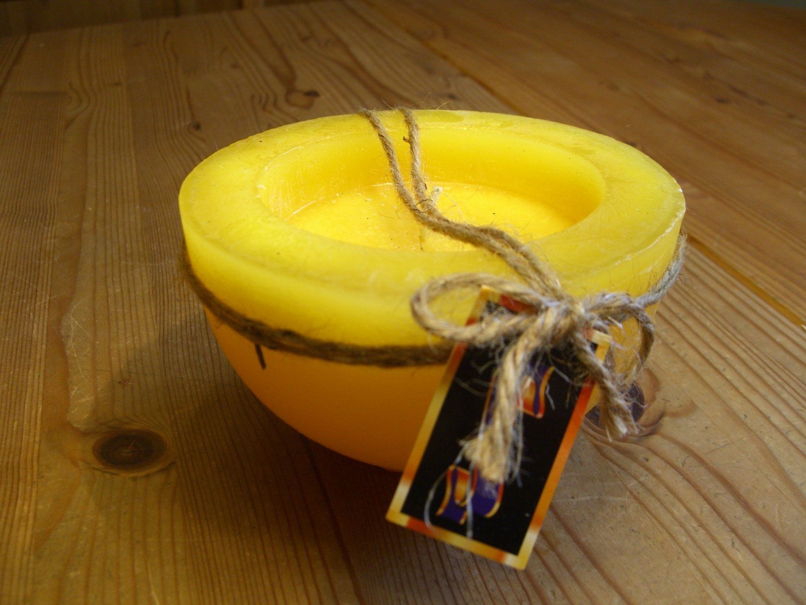Candele: wunderschöne, rustikale, grosse Kerze, gelb,weiss, 650gr – Nuovo (secondo la descrizione) da Winterthur venduto da Gaia 1