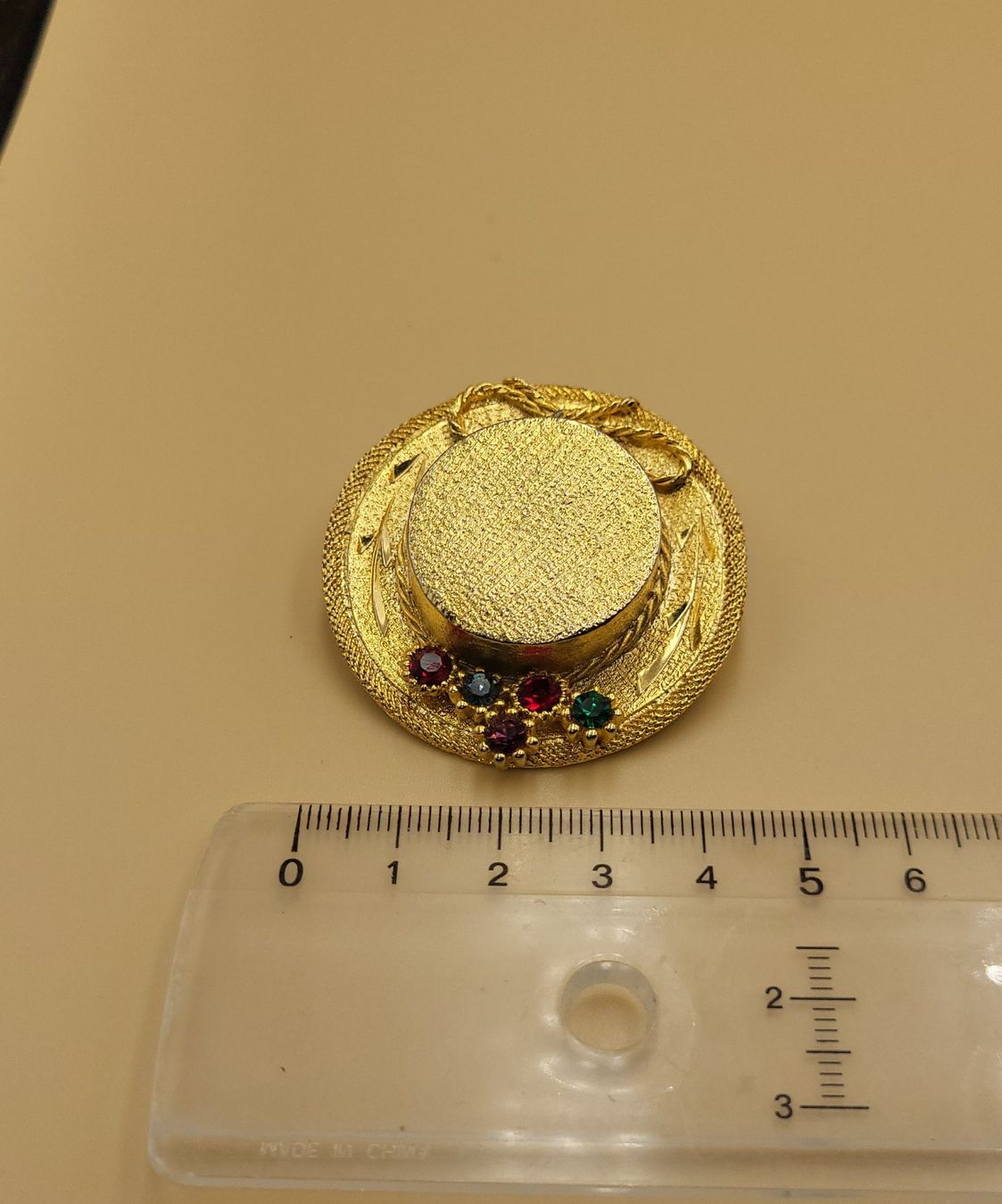 Spille & Fermagli: Goldene Brosche Hut mit Strass Steinen – Usato da Wald ZH venduto da SwissPawnshop