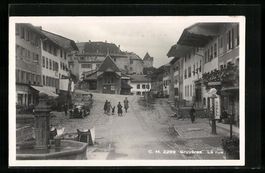 Gruyères, Strassenpartie mit Brunnen un