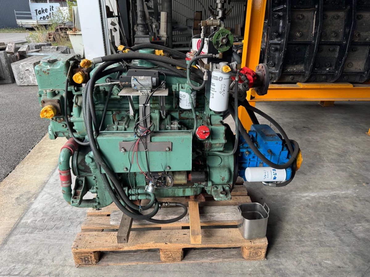 Motoren: Schiffsdieselmotor mit Hydraulikmodul – Gebraucht aus Port von kutkel