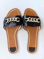Stylische Pantolette mit Kette von Zara
