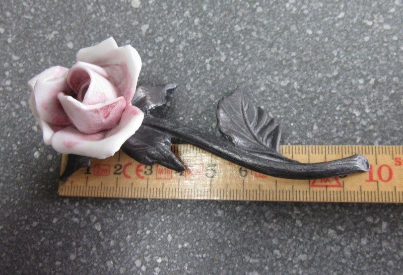 Alle Dekorationen: Keramik Rose mit Metallstiel 10 cm lang – Gebraucht aus Bischofszell von Pfau0 5