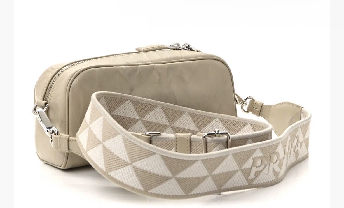 Prada Taschen für Damen: Prada Tasche creme beige mit Etikett – Neu und originalverpackt aus Pfaffhausen von Klaras_second_hand 1