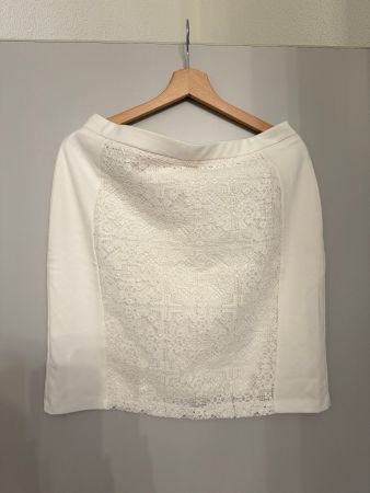 Weisser Damenrock mit Spitze