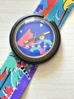 Swatch Uhr mit buntem Armband und geometrischem Zifferblatt
