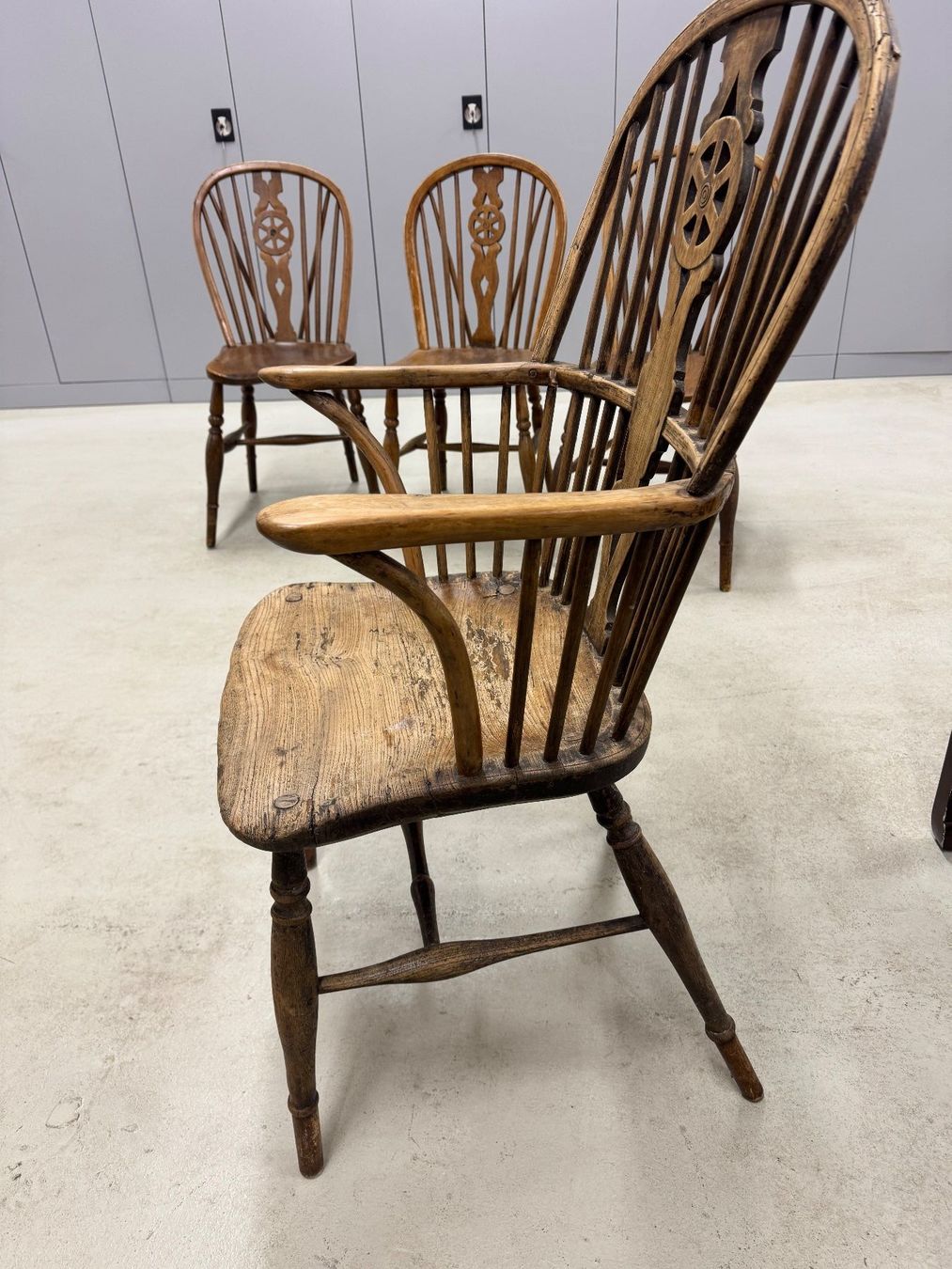 Sedie: 3 Windsor Antique carver Chairs – Usato da Gsteig b. Gstaad venduto da Auctionly 8