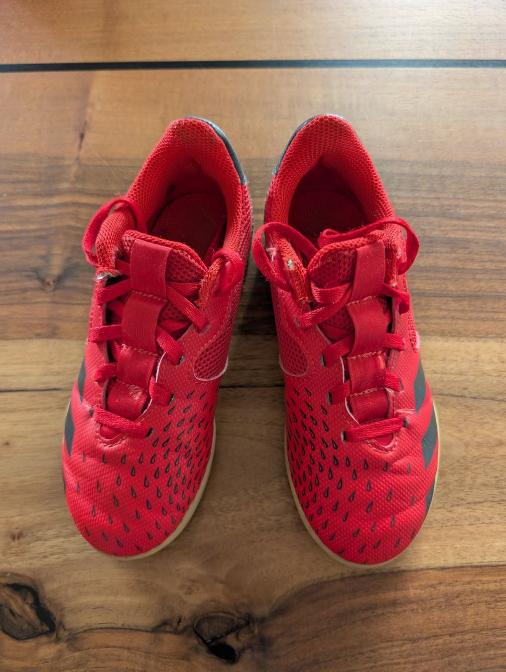 Adidas Scarpe per ragazzi: Adidas Predator Hallenschuhe Gr. 31 – Usato da Ennetmoos venduto da Mountainfee