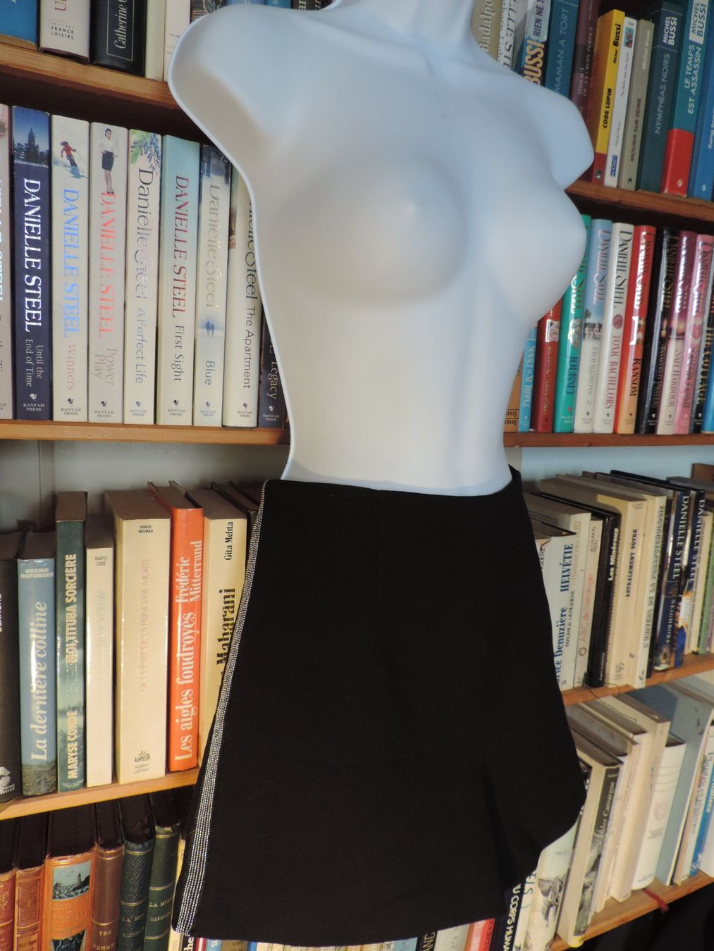 Zara Pantaloni: short noir souple – Usato da Genève venduto da Axelle333