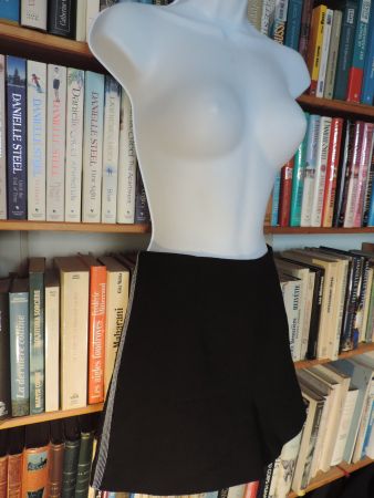 short noir souple