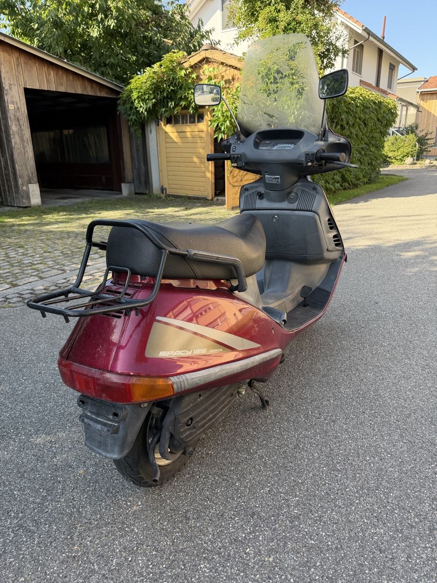 Honda Scooter: Honda Spacy 125cc Rot – Usato da Utzenstorf venduto da _.itallenny07._ 2