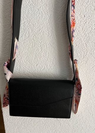 Schwarze Schultertasche mit Seidentuch-Tragegurt