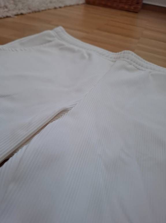 Pantaloni: Shorts YANGSTER  – Usato da Niederuzwil venduto da Liberatopixel 4