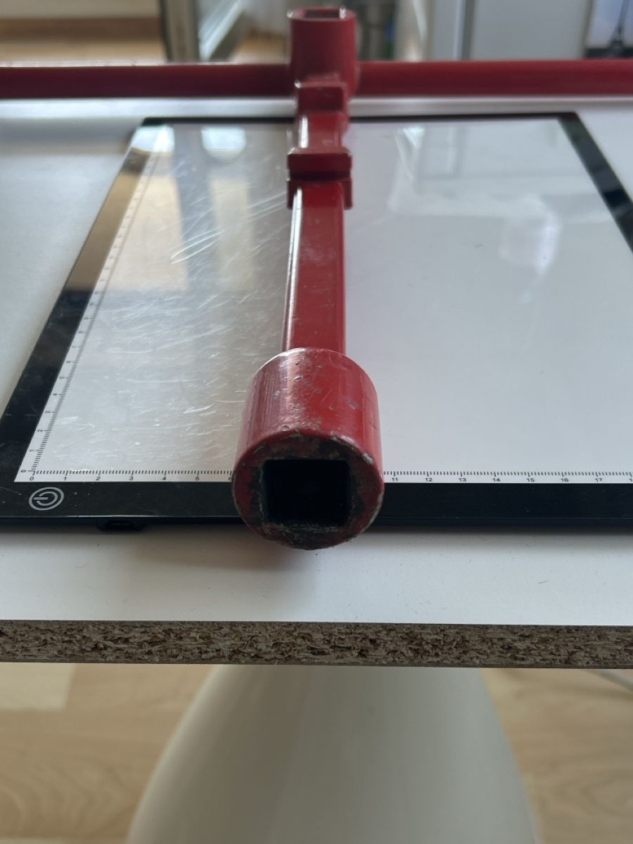 Tutti gli attrezzi: Von Roll Hydrantenschlüssel, rot (I5) – Usato da Neuenhof venduto da bro_9zsg 1