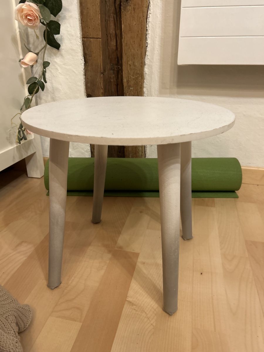 Comodini: Weisses, rundes Tischli / Nachttisch/Schemmeli – Usato da Schwyz venduto da Maerzetuepfli