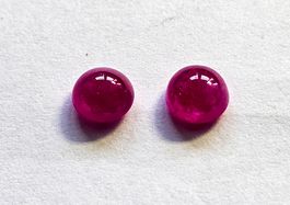 Tolles Rubin-Paar; 1.9 ct.; rund cabochon
