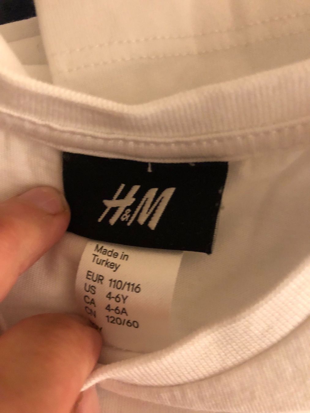 H&M Pullover & Sweatshirts: SHIRT weiss H&M 110/116 – Gebraucht aus Wattwil von jopara 1