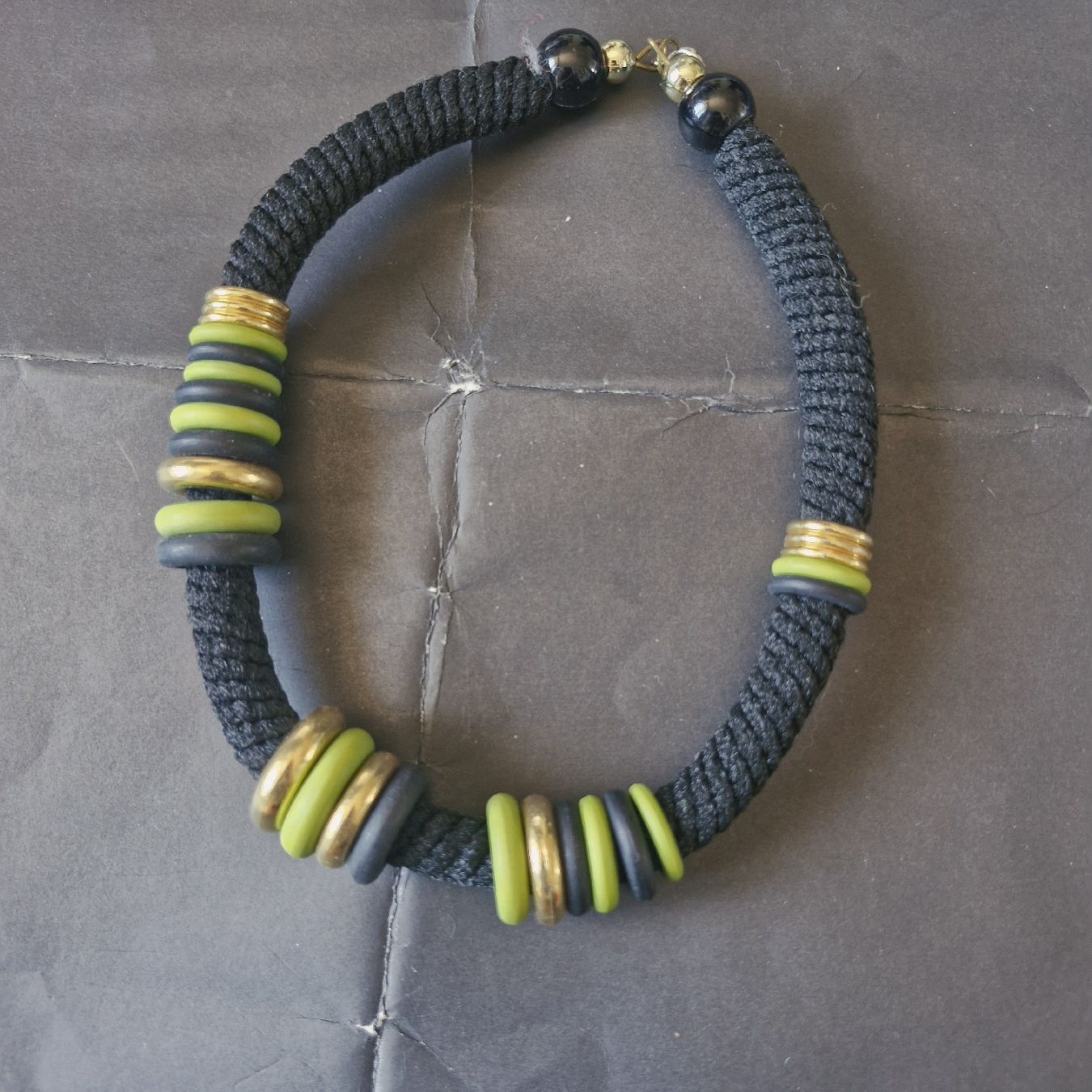 Colliers: Collier vert avec corde noire – D'occasion à Neuchâtel par yas_zdb7