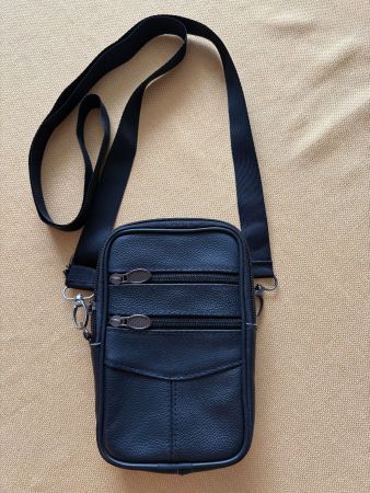 Schwarze Echtleder-Smartphone-Tasche mit Bändel - wie neu