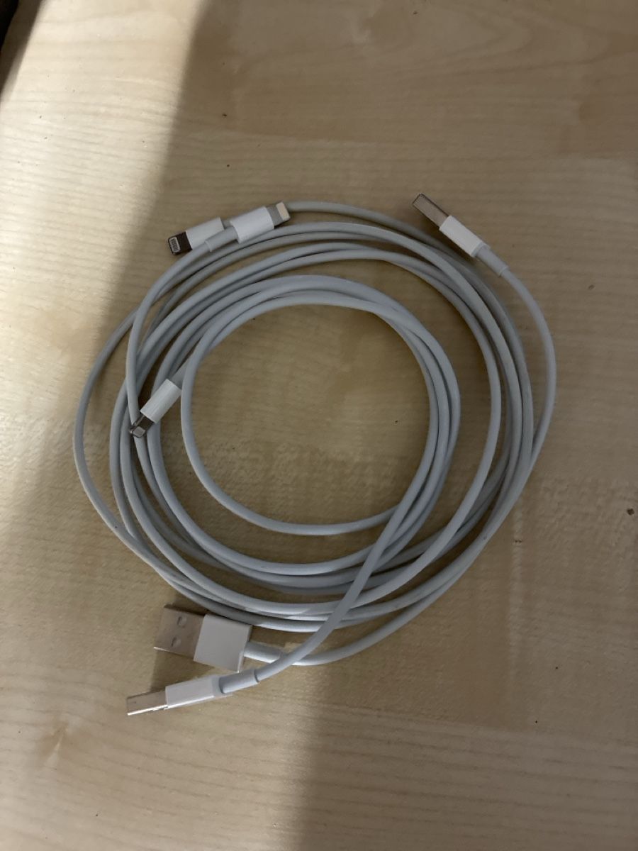 Apple Câbles: Apple Ladekabel Set Lightning – D'occasion à Reinach BL par cel_6vz5 2