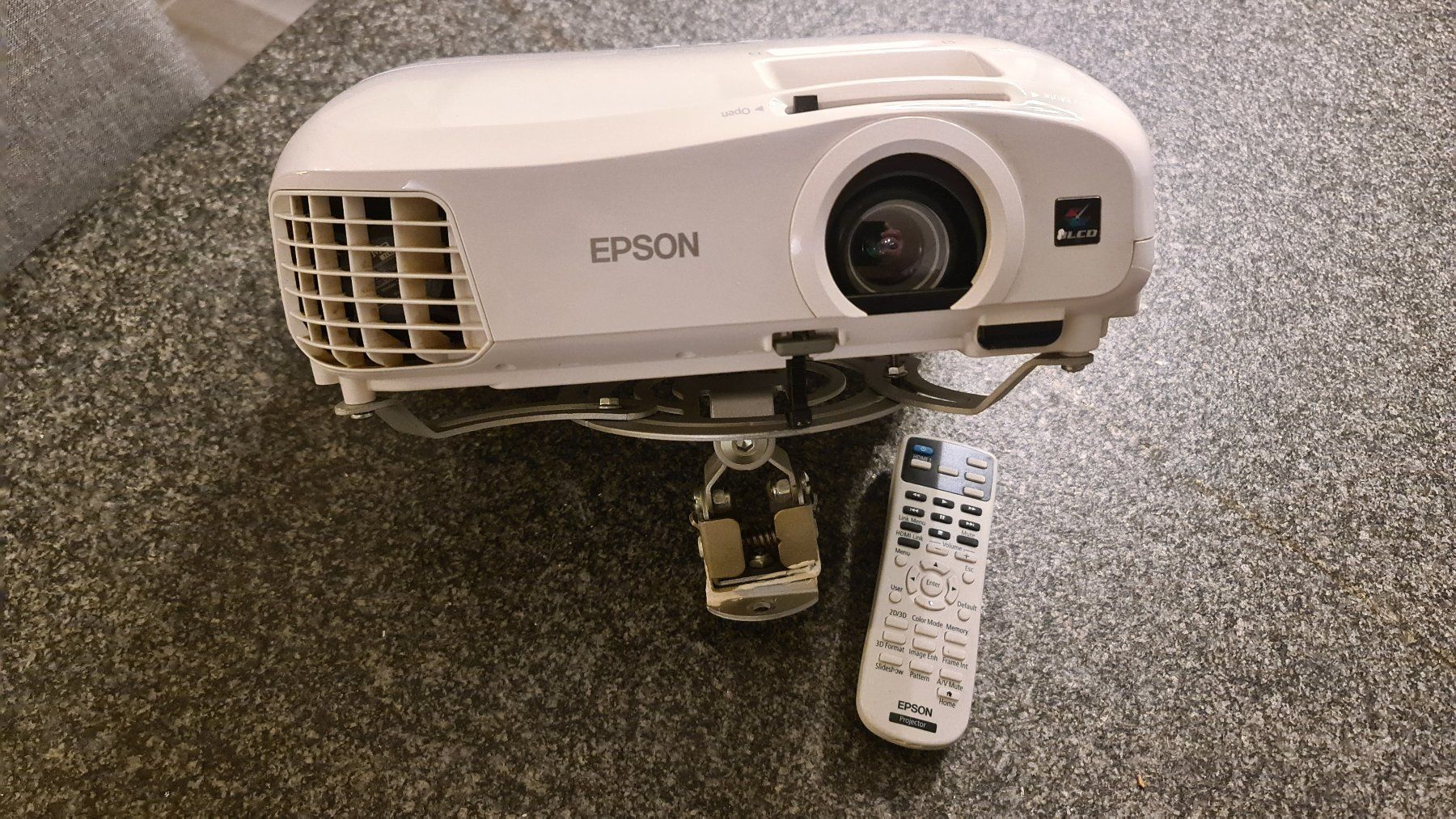 Epson Videoprojektoren: Beamer Epson LCD Projektor H708B – Gebraucht aus Staffelbach von Kreatix